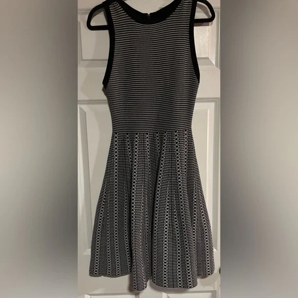 Alice & Olivia Sleeveless Black and White Patterned Fit-and-Flare Dress, Med - Picture 2 of 9